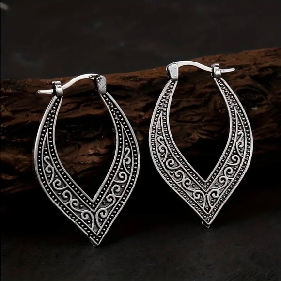 Vintage Square Metal Texture Engraved Hoop Earrings - Picture 6 of 6